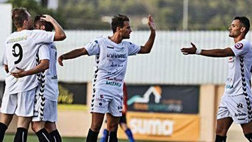 Los jugadores peñistas celebran un gol esta pretemporada.