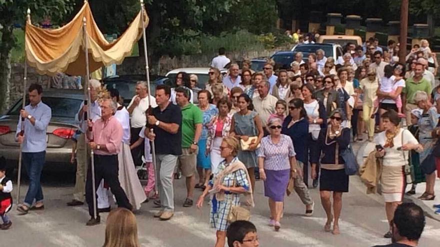 Concurrida procesión de La Velilla en La Isla