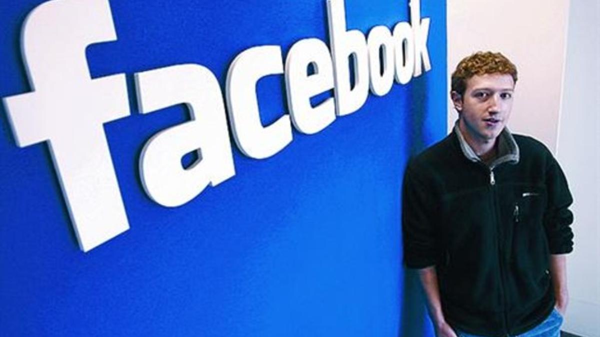 Pose 8 Zuckerberg, en el cuartel general de Facebook en Palo Alto.