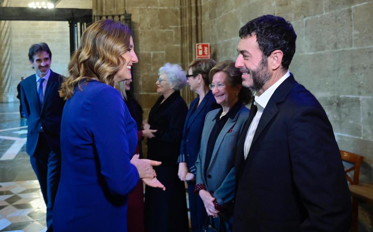 Catalá junt a Ricard Camarena, Ángeles López Artiga, Isabel Sanchis i Magüi Mira