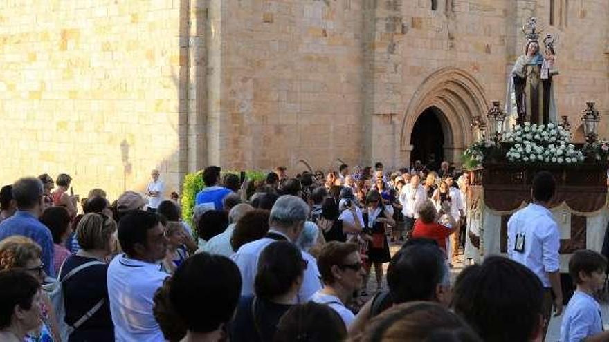 Los fieles acompañan a la Virgen del Carmen en procesión por las calles del conjunto histórico