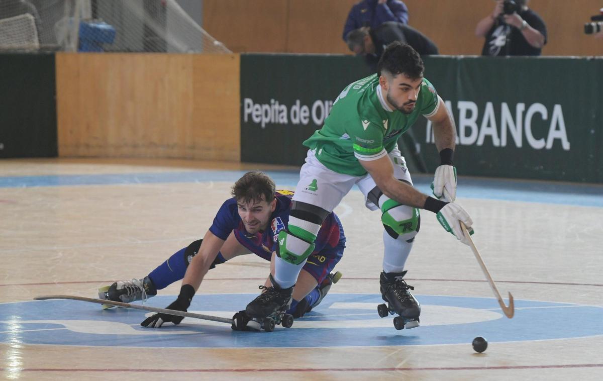 Bruno Saavedra se deshace de Marc Grau en la jugada de su gol al Barça