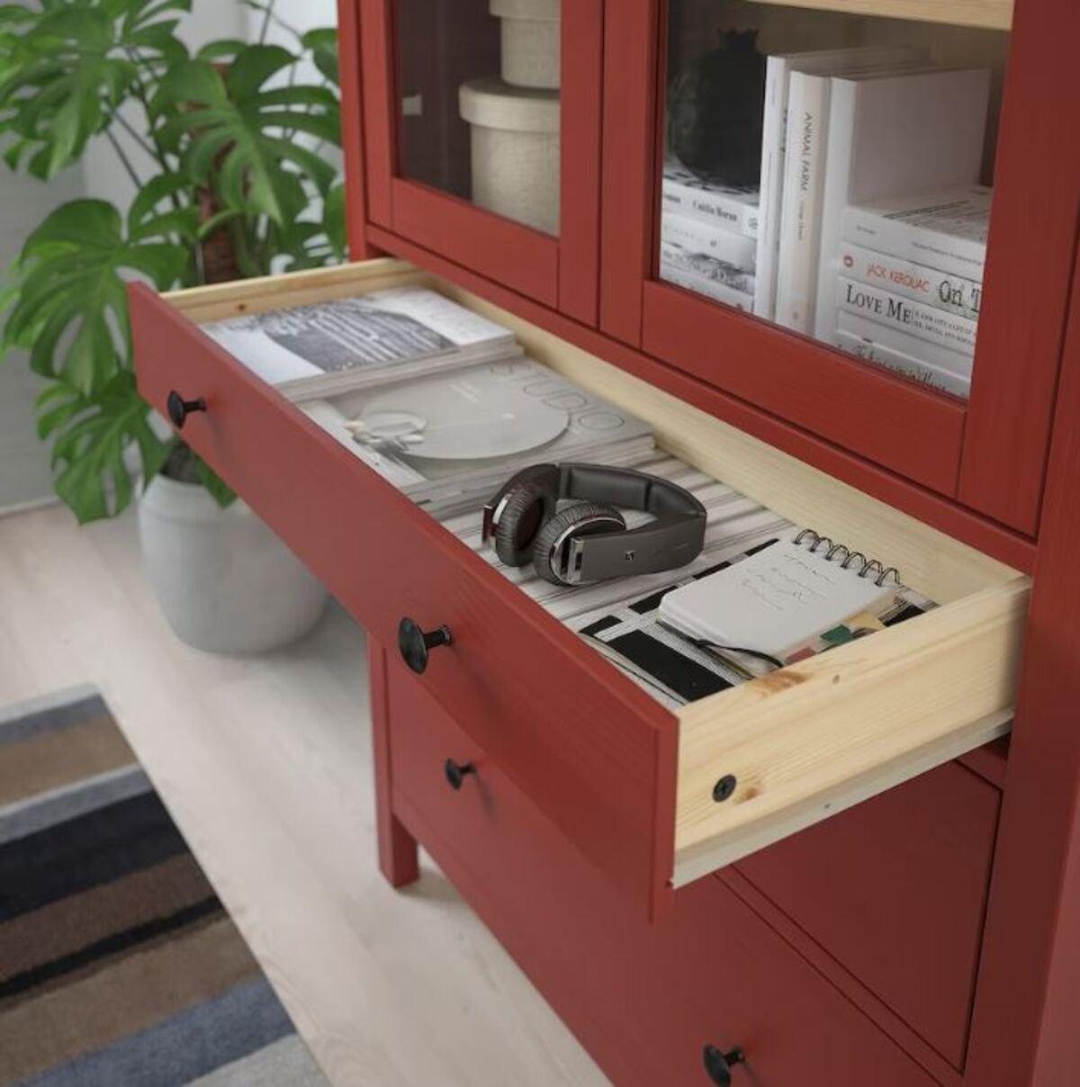 Uno de los cajones de la vitrina Hemnes de Ikea.