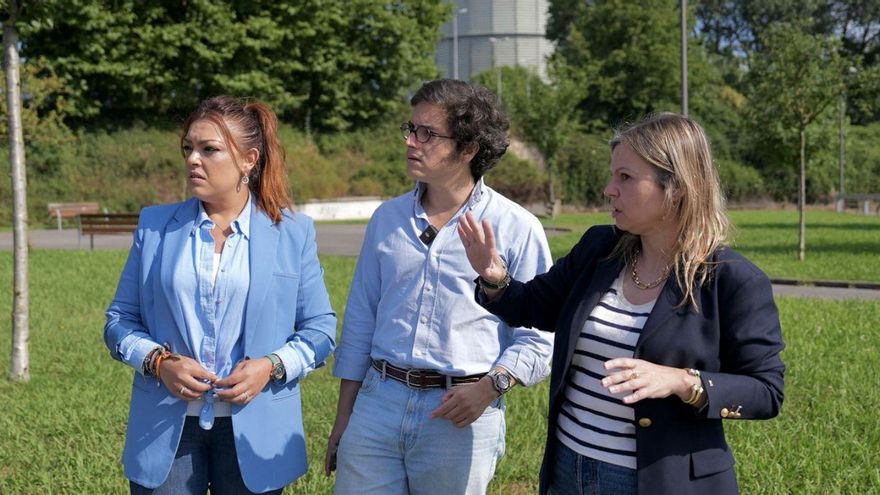 Carolina López, José María Figaredo y Arancha Martínez Riola, ayer, en las inmediaciones del Hospitalillo. | VOX