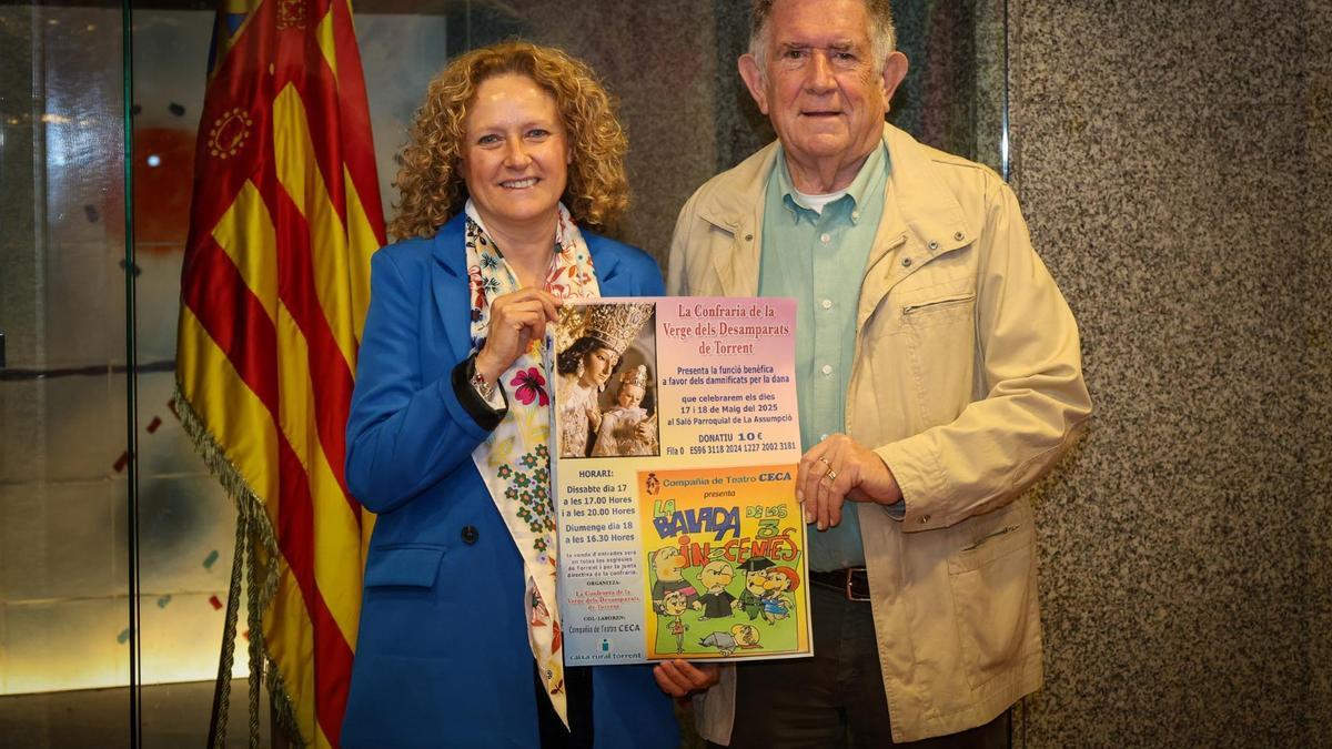 La alcaldesa con el presidente de la cofradía