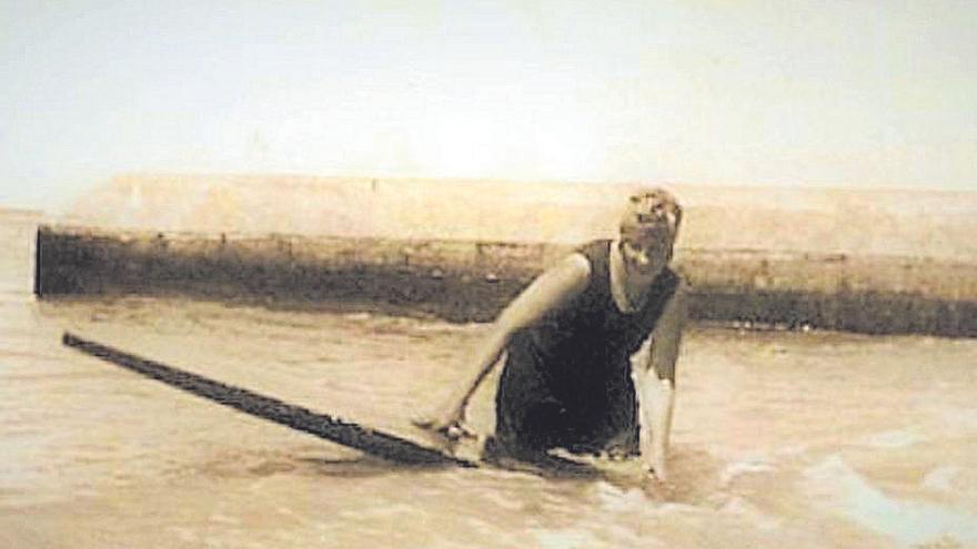 Agatha Christie practica surf