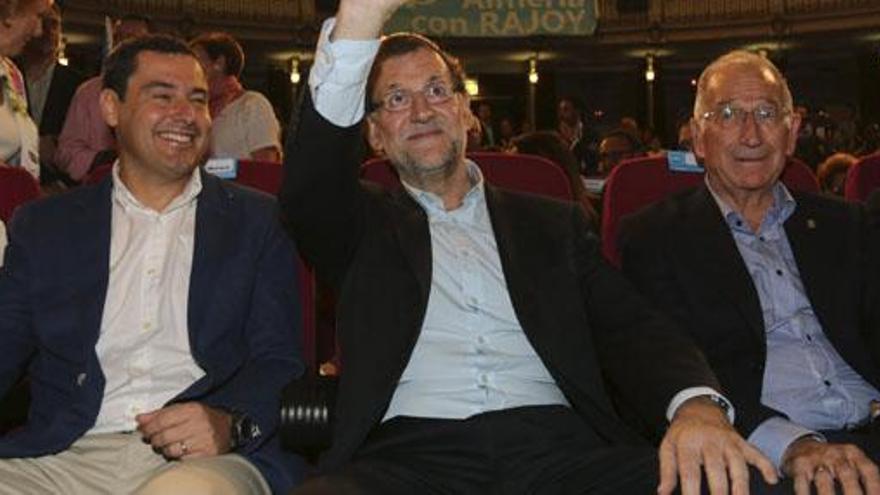 Juanma Moreno y Mariano Rajoy, acompañados por el presidente de la Diputación de Almería, Gabriel Amat.