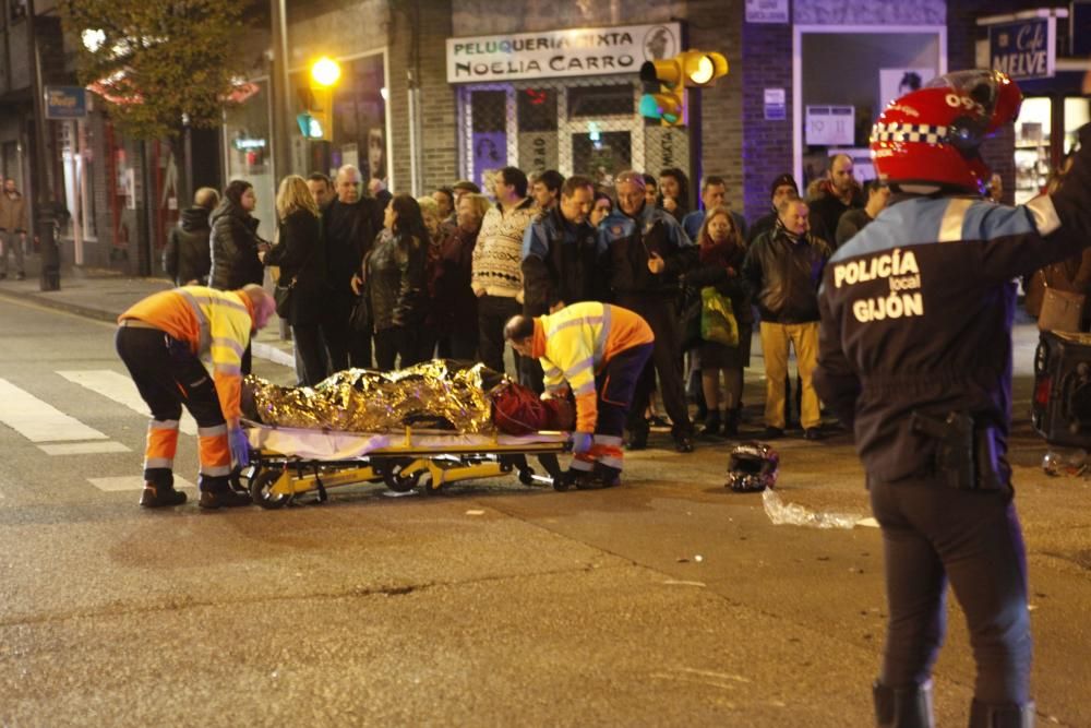 Dos heridos tras colisionar sus motos en un punto negro en Gijón