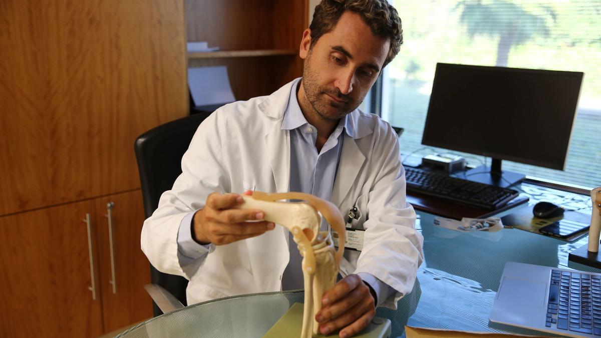 Francisco Castro, jefe de Reumatología del Centro de Médico Teknon, muestra una articulación con artrosis.
