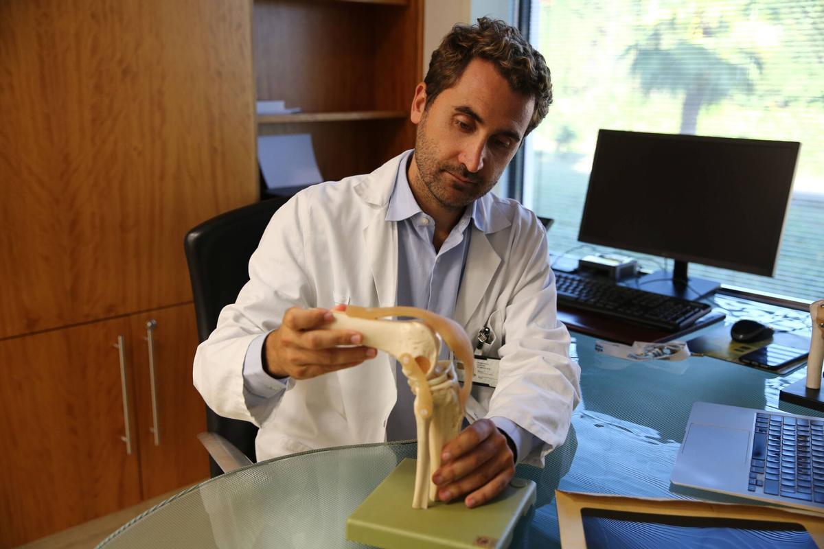 Francisco Castro, jefe de Reumatología del Centro de Médico Teknon, muestra una articulación con artrosis.