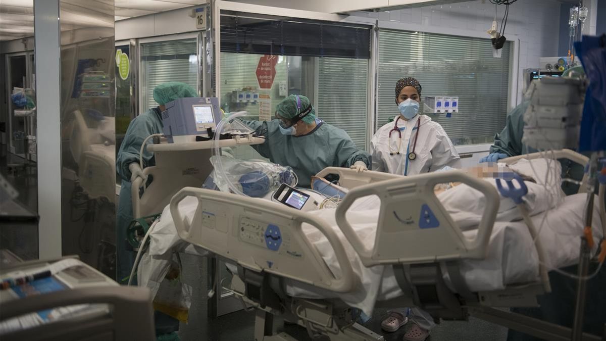 Personal sanitari traslladen un pacient de Covid 19 a quiròfan des de l'UCI, en una imatge d'arxiu.