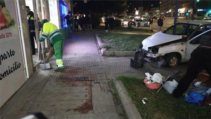 Un coche se empotra contra un portal en Badajoz