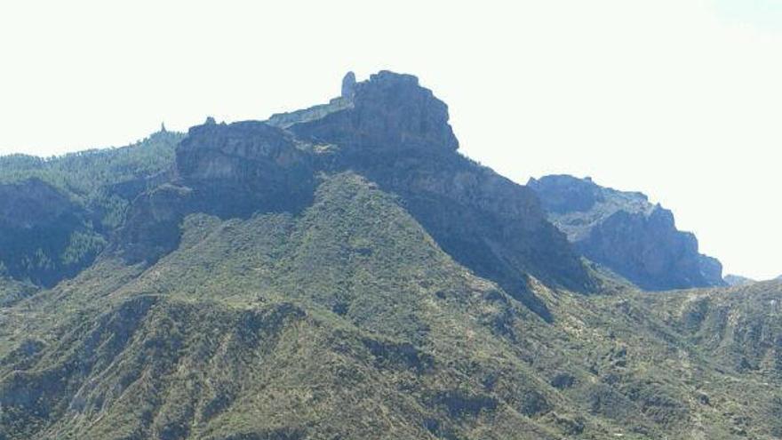 Uno de los helicópteros que trabajan en las labores de extinción, recargando agua.