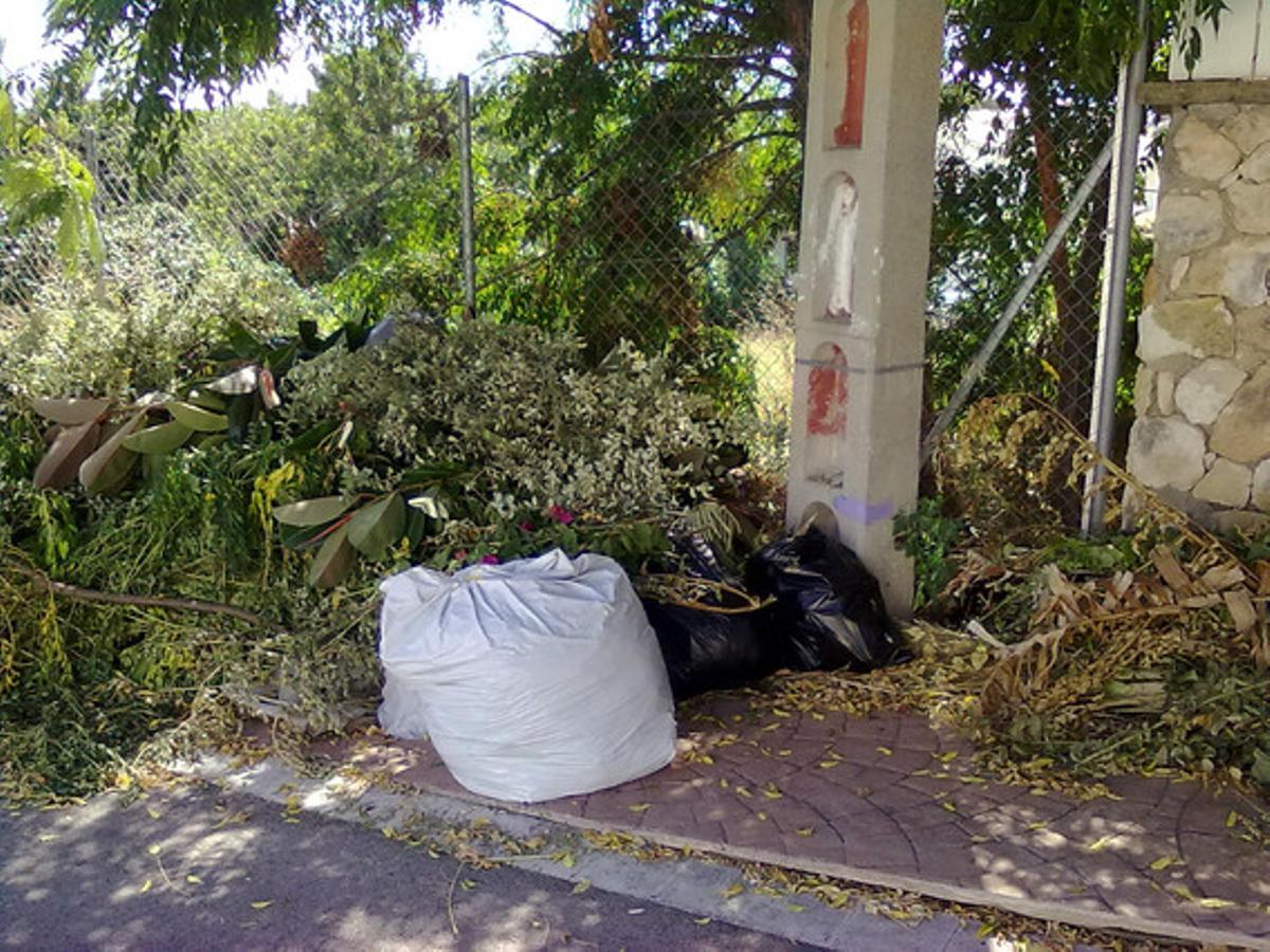 Vacances amb escombraries acumulades.Aquesta és una imatge de les escombraries acumulades als carrers de la urbanització Costa Daurada, a Roda de Barà. Quan hi vaig arribar de vacances, el 20 d’agost, la porqueria ja hi era. Vaig reclamar dues vegades a l’ajuntament (el 31 d’agost i el 5 de setembre) i la resposta que vaig rebre, el dia 6, va ser que s’estava «tramitant» la queixa al «departament corresponent». Al cap d’una setmana, les escombraries seguien al carrer.