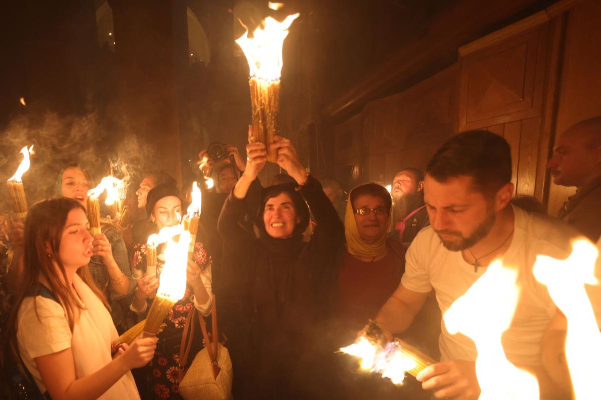 Cristianos ortodoxos celebran “Fuego Sagrado” en Jerusalén. eregrinos cristianos ortodoxos sostienen velas durante la ceremonia del Fuego Sagrado, un día antes de la Pascua ortodoxa, el sábado 15 de abril de 2023 en la Iglesia del Santo Sepulcro en la Ciudad Vieja de Jerusalén, donde muchos cristianos creen que Jesús fue crucificado y enterrado antes de resucitar.