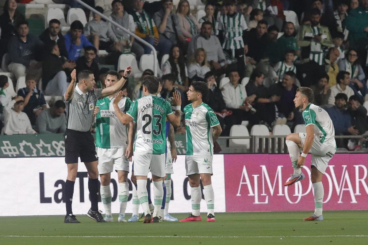 Isma Ruiz, a la derecha de la imagen, durante la primera mitad ante el Real Zaragoza.