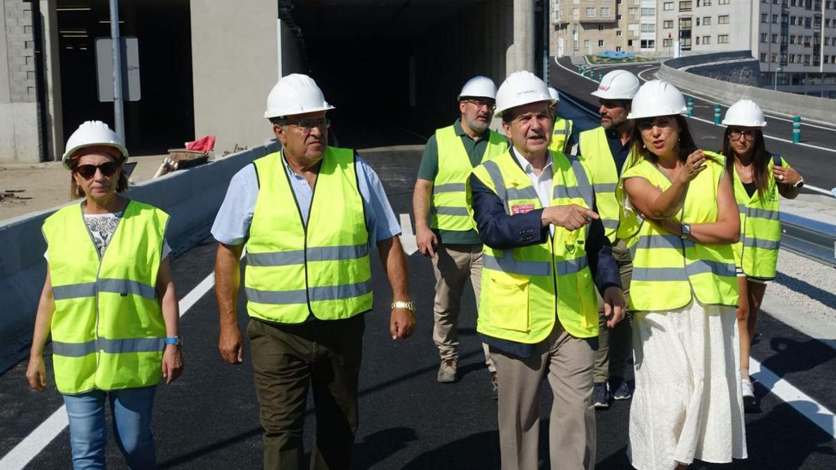 Espinosa, Pardo, Caballero y Caride durante la visita a los accesos a la nueva estación de autobús. |   // FARO