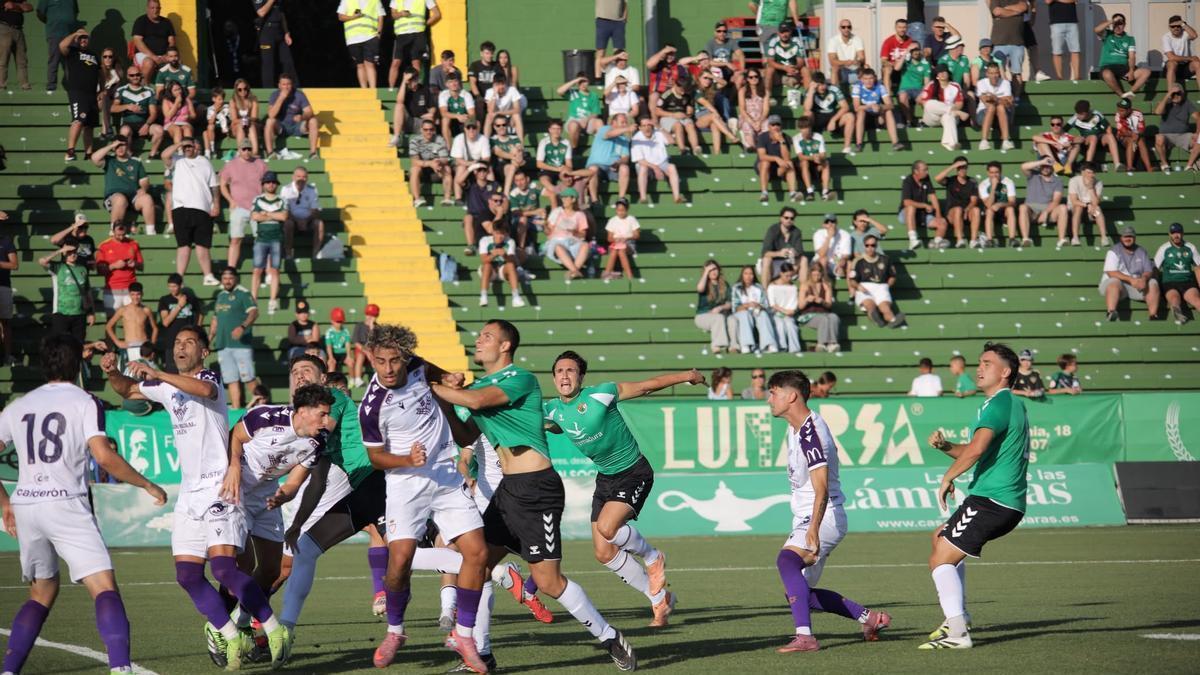 Acción el partido del pasado viernes entre el Cacereño y el Real Jaén en el Príncipe Felipe.