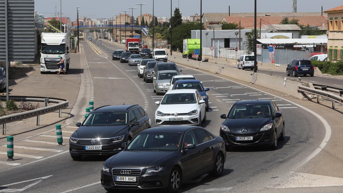 Caravana de turismos a la entrada a Zaragoza.