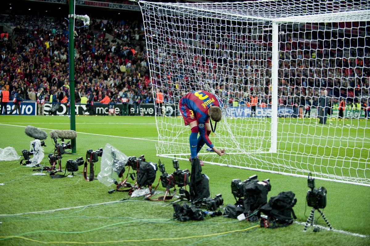 Gerard Piqué corta la red de la portería de Wembley tras imponerse el triunfo del Barça al Manchester United en la final de la ’champions’, en mayo de 2011.