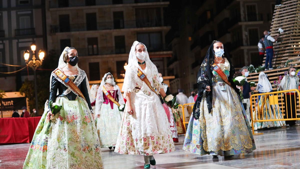 Búscate en el primer día de la ofrenda por la Calle Caballeros de las 21:00 a las 22:00