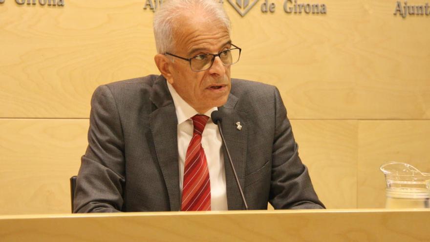 El vicealcalde, Eduard Berloso, a la sala de premsa Miquel Diumé presentant la proposta d&#039;ordenança de serveis funeraris