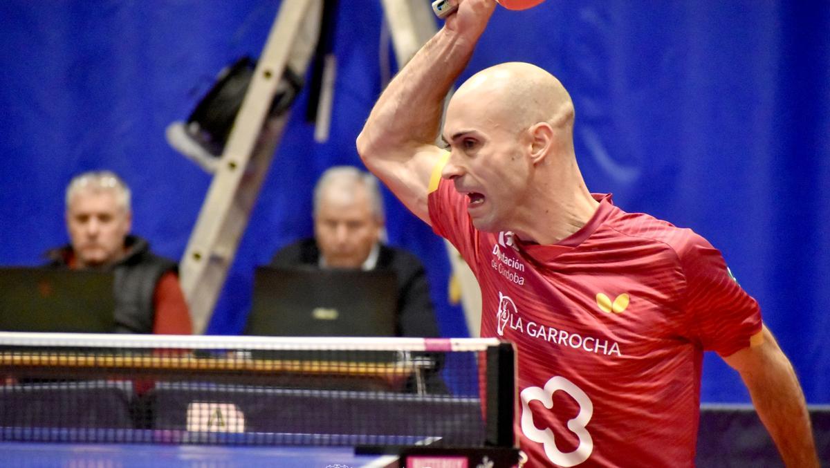 Alejandro Calvo golpea una bola.