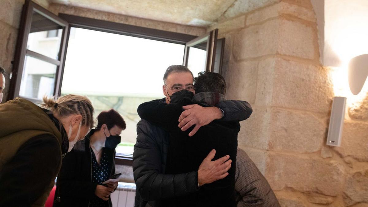 Un hermano de la cofradía abraza a Alberto de la Fuente tras su triunfo en las urnas.