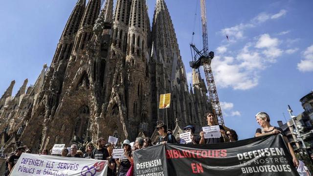 Treballadors de biblioteques davant la Sagrada Família per reclamar millores en les seves condicions laborals. | JORDI OTIX