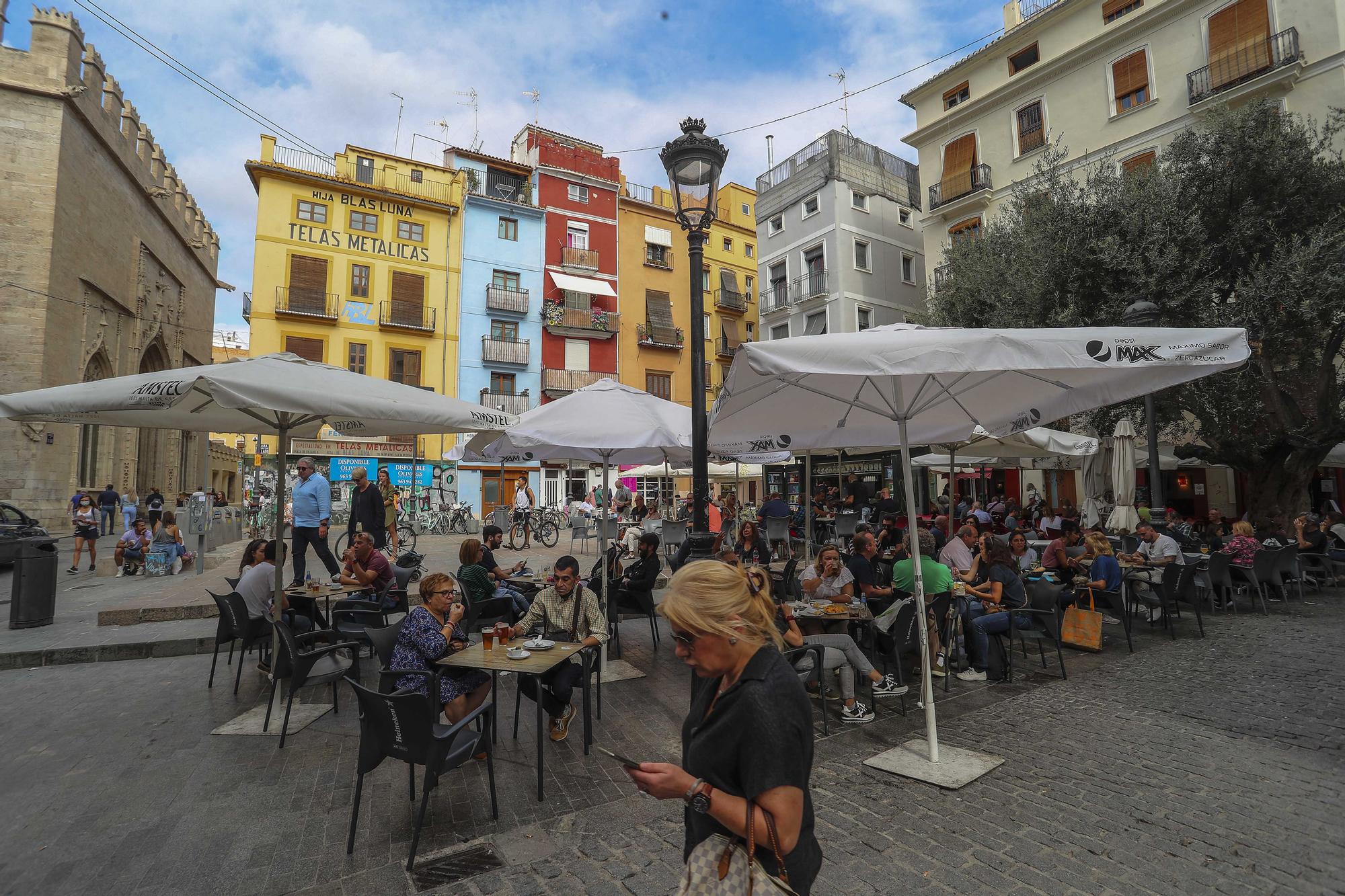 Los bares y las calles valencianas recuperan la efervescencia el 9 d'Octubre