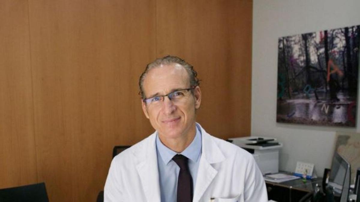 El doctor José Landeras en su despacho.