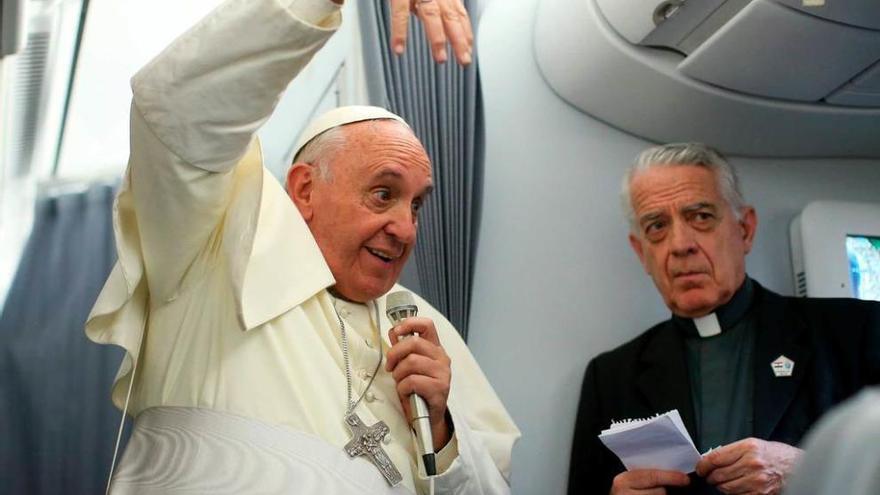 El Papa y Federico Lombardi en el avión, durante el viaje de vuelta.