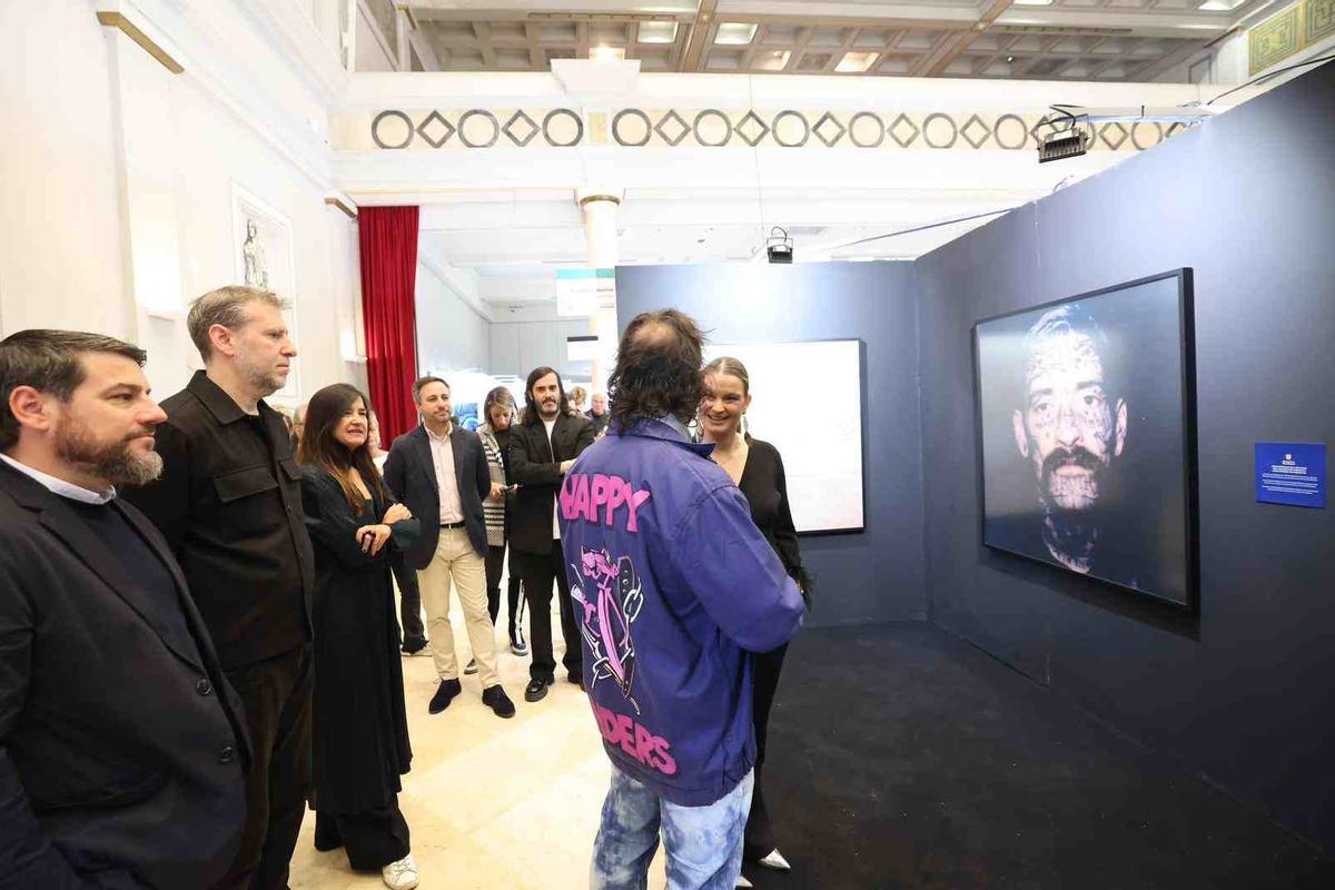 Prohens ha viistado este domingo la feria de arte Summa, donde se ha adquirido una obra.