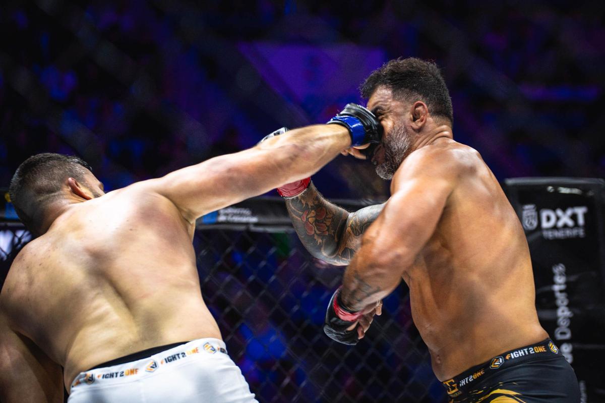Darwin Rodríguez impacta un golpe en el rostro de Thiago Jambo.