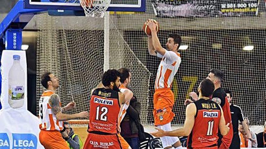 Bulic rebotea durante el partido ante el Granada disputado en el Palacio.