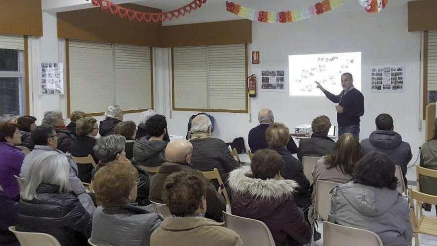 Reunión del alcalde con vecinos para explicar el proyecto de A Xira, en 2016.