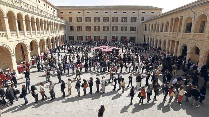 Anstehen für einen Arbeitsplatz: bei der letzten Jobmesse in Palma.