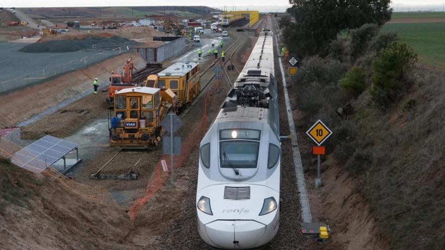 Un Alvia pasa por la estación de montaje de La Hiniesta durante el periodo de obras