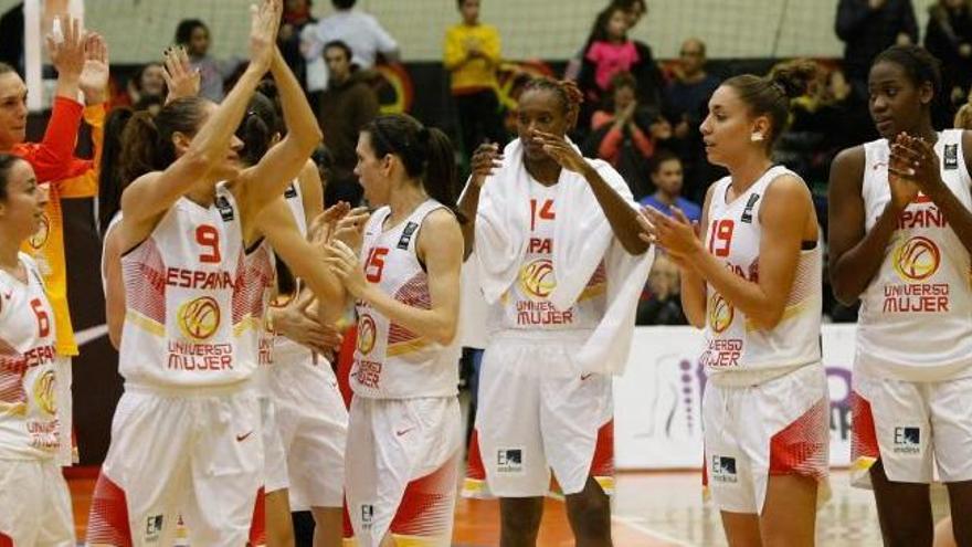 Las jugadoras españolas saludan al público que casi llenó el Angel Nieto.