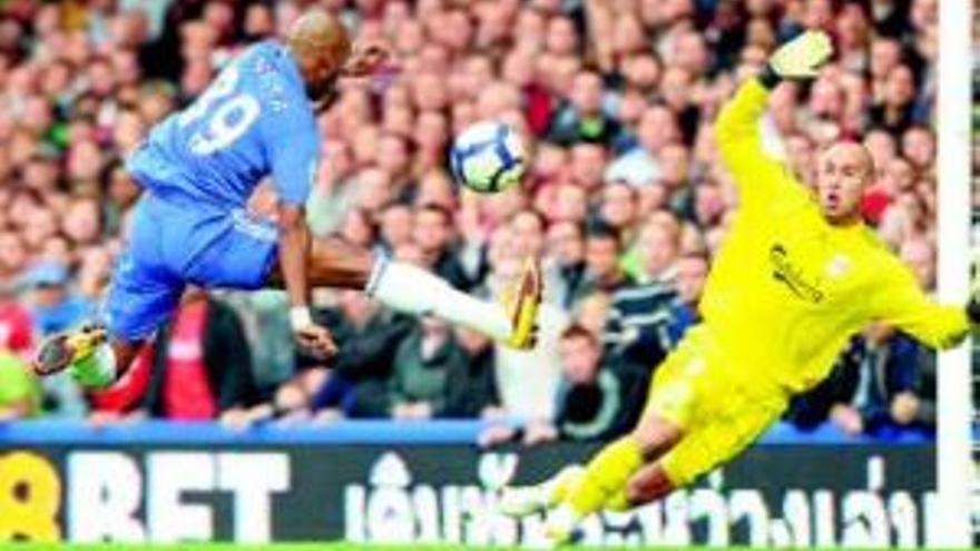 Anelka rompe el gran duelo entre drogba y torres en la ´premier´