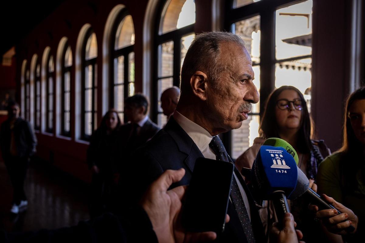 El embajador de Palestina en España, Husni Abdel Wahed, atiende a los medios antes de su charla en el Paraninfo de la Universidad de Zaragoza.
