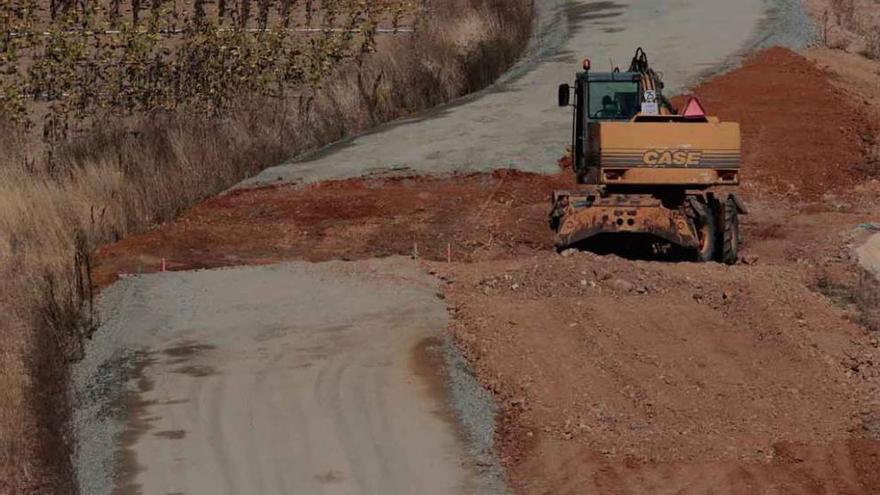 Una máquina construye un badén en uno de los caminos nuevos.