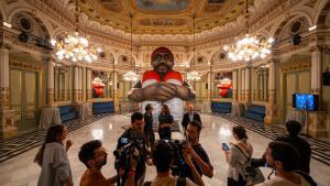 El Liceu instala en la Sala dels Miralls The inflatable man, una obra de Schellekens & Peleman