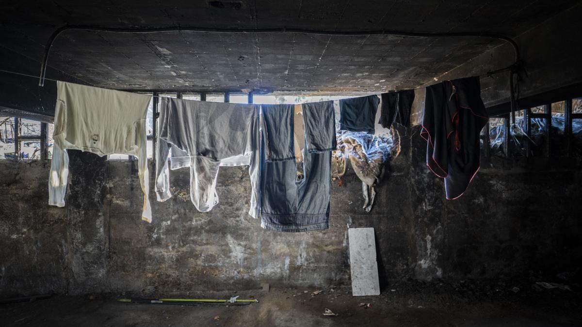 Ropa tendida en el sótano de la Garrofera