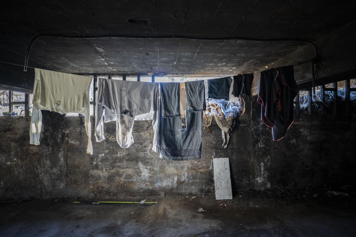 Ropa tendida en el sótano de la Garrofera