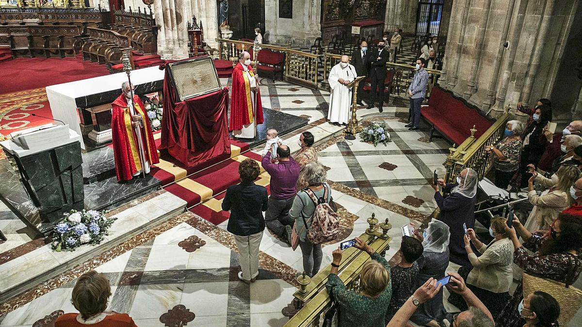 Muestra del Santo Sudario durante la celebración del Jubileo de la Santa Cruz en 2020. | Irma Collín