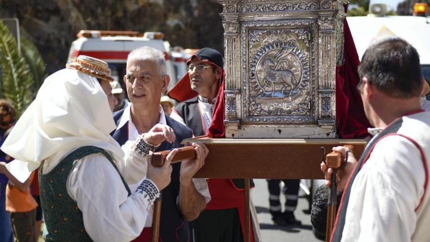 La bajada del trono de la Virgen de las Nieves es uno de los eventos tradicionales de la Bajada que congrega a miles de personas de diferentes puntos de Canarias.