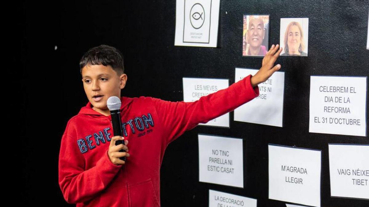 Un alumne participa en la presentació de resultats de l’activitat. | ZOWY VOETEN