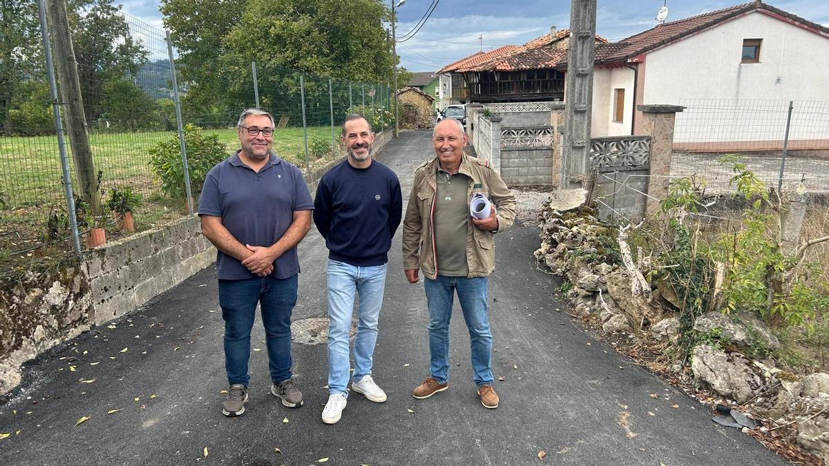 Por la izquierda, Pergentimo Martínez, Ángel García y Juan Carlos Álvarez, este miércoles, en Valdesoto.