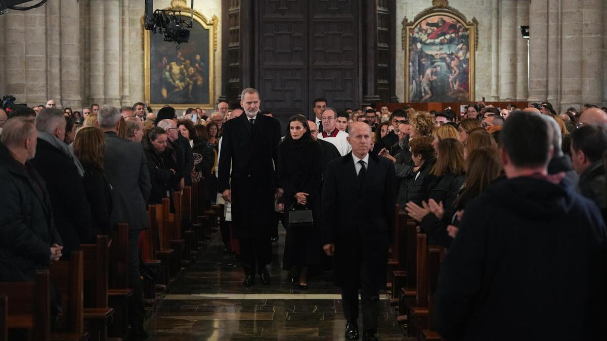 Los reyes entran a la Catedral de València minutos antes de empezar el funeral por las víctimas de la DANA. Los reyes entran a la Catedral de València minutos antes de empezar el funeral por las víctimas de la DANA.